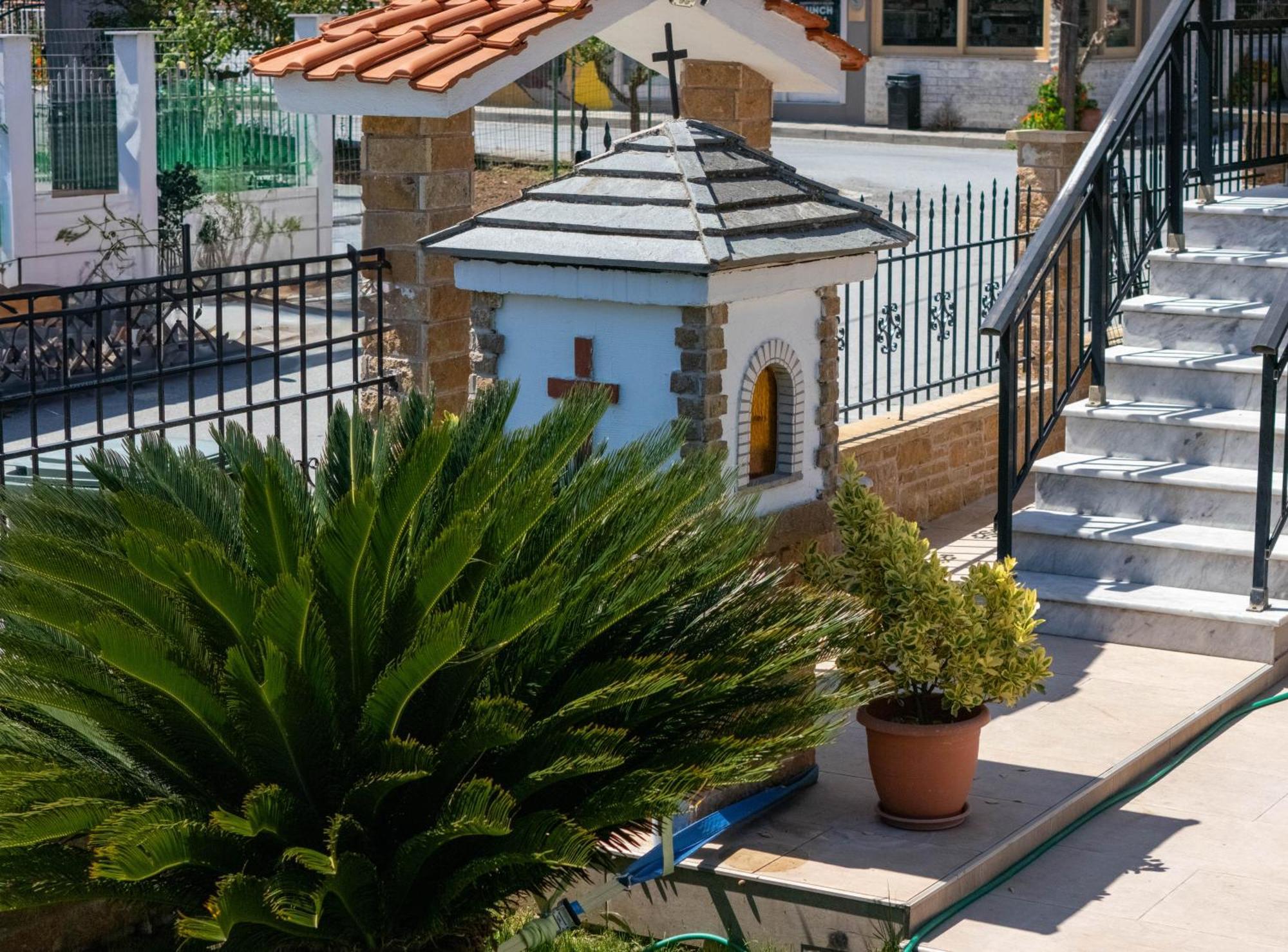 Aigli Luxury Studios Nea Roda Exterior photo